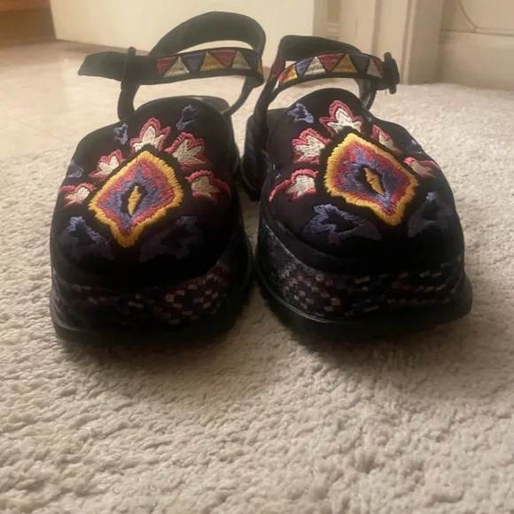 Embroidered Black Farm Rio Sandals - Picture 3 of 6